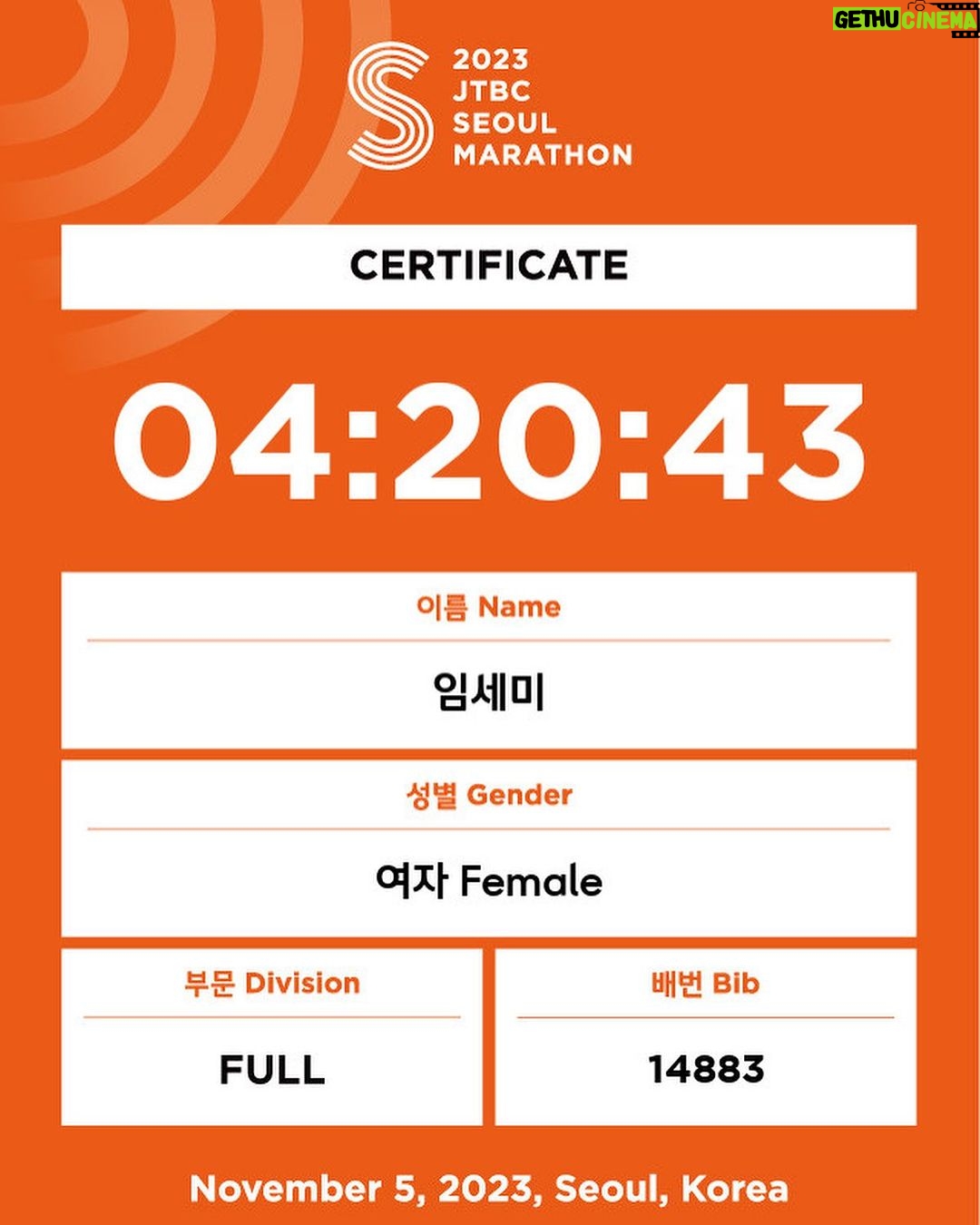 Lim Se-mi Instagram - 42.195KM 작년과 다르게 훈련을 못 했던 풀 마라톤 @runwithjudy @0923mara 권은주 감독님이 지난 해 몸에 익혀줬던 기억들이 아니었다면 불가능했을 길 서프라이즈로 등장한 @nrgrunners 식구들 @eunsong_yoo_c @yejihhhan @5jhyun 첫 풀마 페이스메이커 @koeseyho 올해 나의 벼락치기 코치 @sayho430 내 무릎 관절을 지켜준 @charles__run 도중에 주로에서 만났던 다이빙 스승 @hoseokchae 마라닉 선장이자 응원장수로 온 @maranic.tv 함게 못하지만 멀리서 응원보내주던 @knuababoda96 늘 그렇지만 더 멋지게 달린 @hiyo_dongjjang , @actor.ko 대승이옹, @nojin_sung 감사한 회복여신 @goodballnowon 부상자지만 목소리로 달리 완주한 @actor_kks 10kM 무사히 해낸 @o_iyo_140bus_0512 @noh.eul_89 떨어져 달려 짠하고 아쉬웠던 @changs01 지난해 완주로에 있던 나의 어느가족들 @harooaday @hanyeri_official @my_blackrice 그리고 우리 모두를 찍어주는 @bobae.jpg 함께하지 못했지만 보고픈 경회옹, 현석이옹, 나영이 ! 응원 보내왔던 친구들 동지들 러너들 모두 고맙습니다. 나도 언제고 응원의 소리와 박수를 보내주러 보답하러 꼭 주로에 서 있을게요. 달리기 마지막 즈음 컵 반환 가능한 보급소가 있어 반갑고 자연을 달리는 마라톤 문화가 환경을 해치지 않고 무해하게 확장되었으면 좋겠다고 생각되던 날. 주로에 있던 쥬디들, 마피아들, 모든 러너들, 응원해주던 동지들 모두 애쓰셨고 존경합니다 ! #42195 #JTBC마라톤 #marathon #VeganRunner