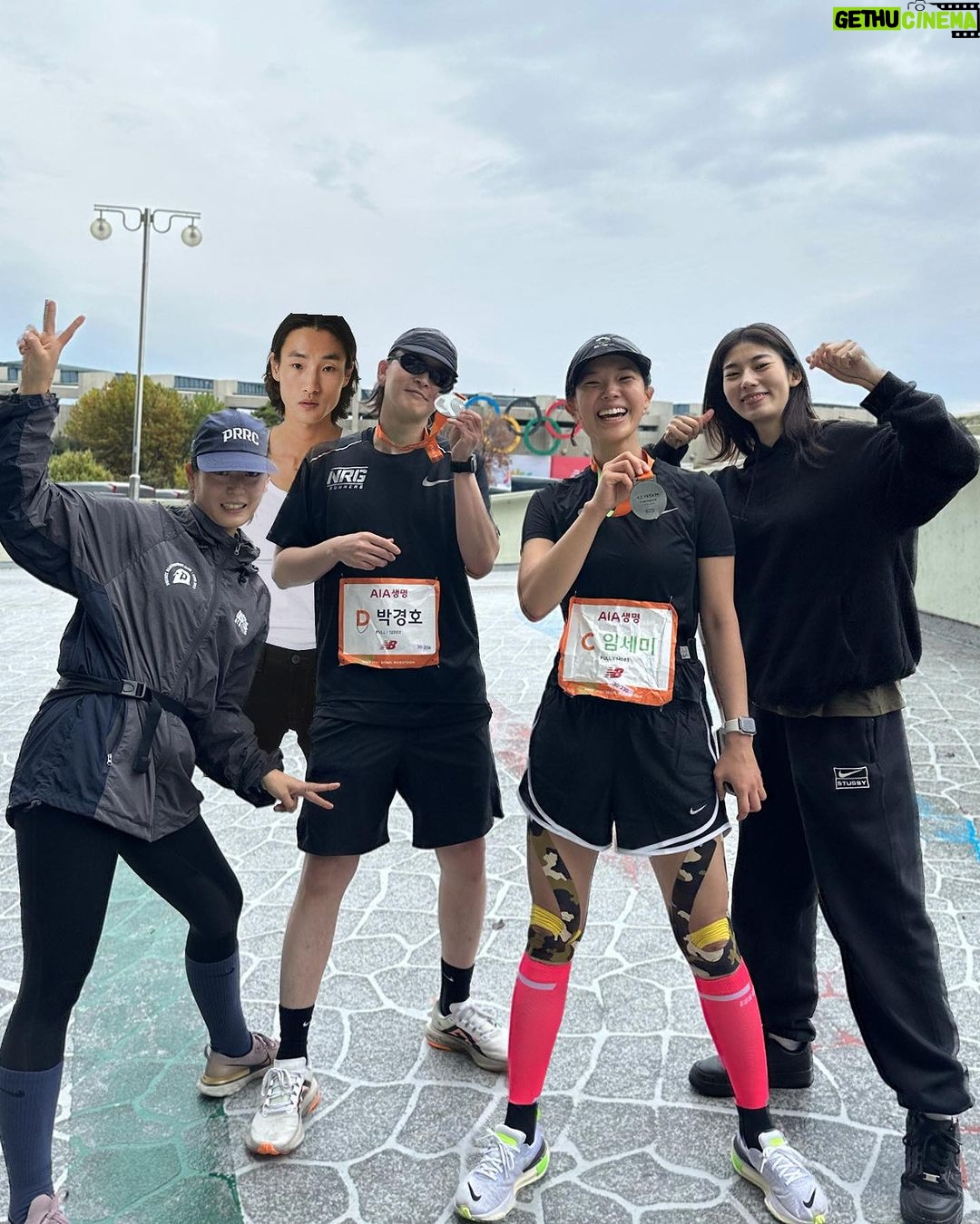 Lim Se-mi Instagram - 42.195KM 작년과 다르게 훈련을 못 했던 풀 마라톤 @runwithjudy @0923mara 권은주 감독님이 지난 해 몸에 익혀줬던 기억들이 아니었다면 불가능했을 길 서프라이즈로 등장한 @nrgrunners 식구들 @eunsong_yoo_c @yejihhhan @5jhyun 첫 풀마 페이스메이커 @koeseyho 올해 나의 벼락치기 코치 @sayho430 내 무릎 관절을 지켜준 @charles__run 도중에 주로에서 만났던 다이빙 스승 @hoseokchae 마라닉 선장이자 응원장수로 온 @maranic.tv 함게 못하지만 멀리서 응원보내주던 @knuababoda96 늘 그렇지만 더 멋지게 달린 @hiyo_dongjjang , @actor.ko 대승이옹, @nojin_sung 감사한 회복여신 @goodballnowon 부상자지만 목소리로 달리 완주한 @actor_kks 10kM 무사히 해낸 @o_iyo_140bus_0512 @noh.eul_89 떨어져 달려 짠하고 아쉬웠던 @changs01 지난해 완주로에 있던 나의 어느가족들 @harooaday @hanyeri_official @my_blackrice 그리고 우리 모두를 찍어주는 @bobae.jpg 함께하지 못했지만 보고픈 경회옹, 현석이옹, 나영이 ! 응원 보내왔던 친구들 동지들 러너들 모두 고맙습니다. 나도 언제고 응원의 소리와 박수를 보내주러 보답하러 꼭 주로에 서 있을게요. 달리기 마지막 즈음 컵 반환 가능한 보급소가 있어 반갑고 자연을 달리는 마라톤 문화가 환경을 해치지 않고 무해하게 확장되었으면 좋겠다고 생각되던 날. 주로에 있던 쥬디들, 마피아들, 모든 러너들, 응원해주던 동지들 모두 애쓰셨고 존경합니다 ! #42195 #JTBC마라톤 #marathon #VeganRunner