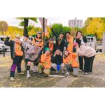 Lim Se-mi Instagram - 42.195KM 작년과 다르게 훈련을 못 했던 풀 마라톤 @runwithjudy @0923mara 권은주 감독님이 지난 해 몸에 익혀줬던 기억들이 아니었다면 불가능했을 길 서프라이즈로 등장한 @nrgrunners 식구들 @eunsong_yoo_c @yejihhhan @5jhyun 첫 풀마 페이스메이커 @koeseyho 올해 나의 벼락치기 코치 @sayho430 내 무릎 관절을 지켜준 @charles__run 도중에 주로에서 만났던 다이빙 스승 @hoseokchae 마라닉 선장이자 응원장수로 온 @maranic.tv 함게 못하지만 멀리서 응원보내주던 @knuababoda96 늘 그렇지만 더 멋지게 달린 @hiyo_dongjjang , @actor.ko 대승이옹, @nojin_sung 감사한 회복여신 @goodballnowon 부상자지만 목소리로 달리 완주한 @actor_kks 10kM 무사히 해낸 @o_iyo_140bus_0512 @noh.eul_89 떨어져 달려 짠하고 아쉬웠던 @changs01 지난해 완주로에 있던 나의 어느가족들 @harooaday @hanyeri_official @my_blackrice 그리고 우리 모두를 찍어주는 @bobae.jpg 함께하지 못했지만 보고픈 경회옹, 현석이옹, 나영이 ! 응원 보내왔던 친구들 동지들 러너들 모두 고맙습니다. 나도 언제고 응원의 소리와 박수를 보내주러 보답하러 꼭 주로에 서 있을게요. 달리기 마지막 즈음 컵 반환 가능한 보급소가 있어 반갑고 자연을 달리는 마라톤 문화가 환경을 해치지 않고 무해하게 확장되었으면 좋겠다고 생각되던 날. 주로에 있던 쥬디들, 마피아들, 모든 러너들, 응원해주던 동지들 모두 애쓰셨고 존경합니다 ! #42195 #JTBC마라톤 #marathon #VeganRunner