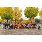 Lim Se-mi Instagram - 42.195KM 작년과 다르게 훈련을 못 했던 풀 마라톤 @runwithjudy @0923mara 권은주 감독님이 지난 해 몸에 익혀줬던 기억들이 아니었다면 불가능했을 길 서프라이즈로 등장한 @nrgrunners 식구들 @eunsong_yoo_c @yejihhhan @5jhyun 첫 풀마 페이스메이커 @koeseyho 올해 나의 벼락치기 코치 @sayho430 내 무릎 관절을 지켜준 @charles__run 도중에 주로에서 만났던 다이빙 스승 @hoseokchae 마라닉 선장이자 응원장수로 온 @maranic.tv 함게 못하지만 멀리서 응원보내주던 @knuababoda96 늘 그렇지만 더 멋지게 달린 @hiyo_dongjjang , @actor.ko 대승이옹, @nojin_sung 감사한 회복여신 @goodballnowon 부상자지만 목소리로 달리 완주한 @actor_kks 10kM 무사히 해낸 @o_iyo_140bus_0512 @noh.eul_89 떨어져 달려 짠하고 아쉬웠던 @changs01 지난해 완주로에 있던 나의 어느가족들 @harooaday @hanyeri_official @my_blackrice 그리고 우리 모두를 찍어주는 @bobae.jpg 함께하지 못했지만 보고픈 경회옹, 현석이옹, 나영이 ! 응원 보내왔던 친구들 동지들 러너들 모두 고맙습니다. 나도 언제고 응원의 소리와 박수를 보내주러 보답하러 꼭 주로에 서 있을게요. 달리기 마지막 즈음 컵 반환 가능한 보급소가 있어 반갑고 자연을 달리는 마라톤 문화가 환경을 해치지 않고 무해하게 확장되었으면 좋겠다고 생각되던 날. 주로에 있던 쥬디들, 마피아들, 모든 러너들, 응원해주던 동지들 모두 애쓰셨고 존경합니다 ! #42195 #JTBC마라톤 #marathon #VeganRunner