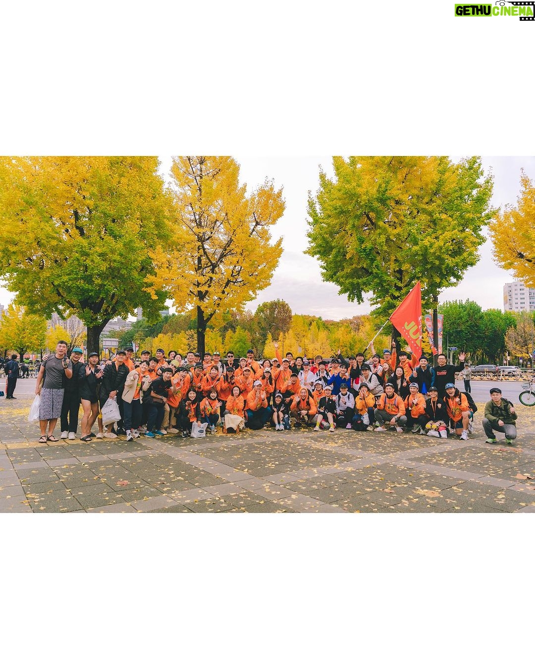 Lim Se-mi Instagram - 42.195KM 작년과 다르게 훈련을 못 했던 풀 마라톤 @runwithjudy @0923mara 권은주 감독님이 지난 해 몸에 익혀줬던 기억들이 아니었다면 불가능했을 길 서프라이즈로 등장한 @nrgrunners 식구들 @eunsong_yoo_c @yejihhhan @5jhyun 첫 풀마 페이스메이커 @koeseyho 올해 나의 벼락치기 코치 @sayho430 내 무릎 관절을 지켜준 @charles__run 도중에 주로에서 만났던 다이빙 스승 @hoseokchae 마라닉 선장이자 응원장수로 온 @maranic.tv 함게 못하지만 멀리서 응원보내주던 @knuababoda96 늘 그렇지만 더 멋지게 달린 @hiyo_dongjjang , @actor.ko 대승이옹, @nojin_sung 감사한 회복여신 @goodballnowon 부상자지만 목소리로 달리 완주한 @actor_kks 10kM 무사히 해낸 @o_iyo_140bus_0512 @noh.eul_89 떨어져 달려 짠하고 아쉬웠던 @changs01 지난해 완주로에 있던 나의 어느가족들 @harooaday @hanyeri_official @my_blackrice 그리고 우리 모두를 찍어주는 @bobae.jpg 함께하지 못했지만 보고픈 경회옹, 현석이옹, 나영이 ! 응원 보내왔던 친구들 동지들 러너들 모두 고맙습니다. 나도 언제고 응원의 소리와 박수를 보내주러 보답하러 꼭 주로에 서 있을게요. 달리기 마지막 즈음 컵 반환 가능한 보급소가 있어 반갑고 자연을 달리는 마라톤 문화가 환경을 해치지 않고 무해하게 확장되었으면 좋겠다고 생각되던 날. 주로에 있던 쥬디들, 마피아들, 모든 러너들, 응원해주던 동지들 모두 애쓰셨고 존경합니다 ! #42195 #JTBC마라톤 #marathon #VeganRunner