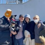 Lim Se-mi Instagram - 42.195KM 작년과 다르게 훈련을 못 했던 풀 마라톤 @runwithjudy @0923mara 권은주 감독님이 지난 해 몸에 익혀줬던 기억들이 아니었다면 불가능했을 길 서프라이즈로 등장한 @nrgrunners 식구들 @eunsong_yoo_c @yejihhhan @5jhyun 첫 풀마 페이스메이커 @koeseyho 올해 나의 벼락치기 코치 @sayho430 내 무릎 관절을 지켜준 @charles__run 도중에 주로에서 만났던 다이빙 스승 @hoseokchae 마라닉 선장이자 응원장수로 온 @maranic.tv 함게 못하지만 멀리서 응원보내주던 @knuababoda96 늘 그렇지만 더 멋지게 달린 @hiyo_dongjjang , @actor.ko 대승이옹, @nojin_sung 감사한 회복여신 @goodballnowon 부상자지만 목소리로 달리 완주한 @actor_kks 10kM 무사히 해낸 @o_iyo_140bus_0512 @noh.eul_89 떨어져 달려 짠하고 아쉬웠던 @changs01 지난해 완주로에 있던 나의 어느가족들 @harooaday @hanyeri_official @my_blackrice 그리고 우리 모두를 찍어주는 @bobae.jpg 함께하지 못했지만 보고픈 경회옹, 현석이옹, 나영이 ! 응원 보내왔던 친구들 동지들 러너들 모두 고맙습니다. 나도 언제고 응원의 소리와 박수를 보내주러 보답하러 꼭 주로에 서 있을게요. 달리기 마지막 즈음 컵 반환 가능한 보급소가 있어 반갑고 자연을 달리는 마라톤 문화가 환경을 해치지 않고 무해하게 확장되었으면 좋겠다고 생각되던 날. 주로에 있던 쥬디들, 마피아들, 모든 러너들, 응원해주던 동지들 모두 애쓰셨고 존경합니다 ! #42195 #JTBC마라톤 #marathon #VeganRunner