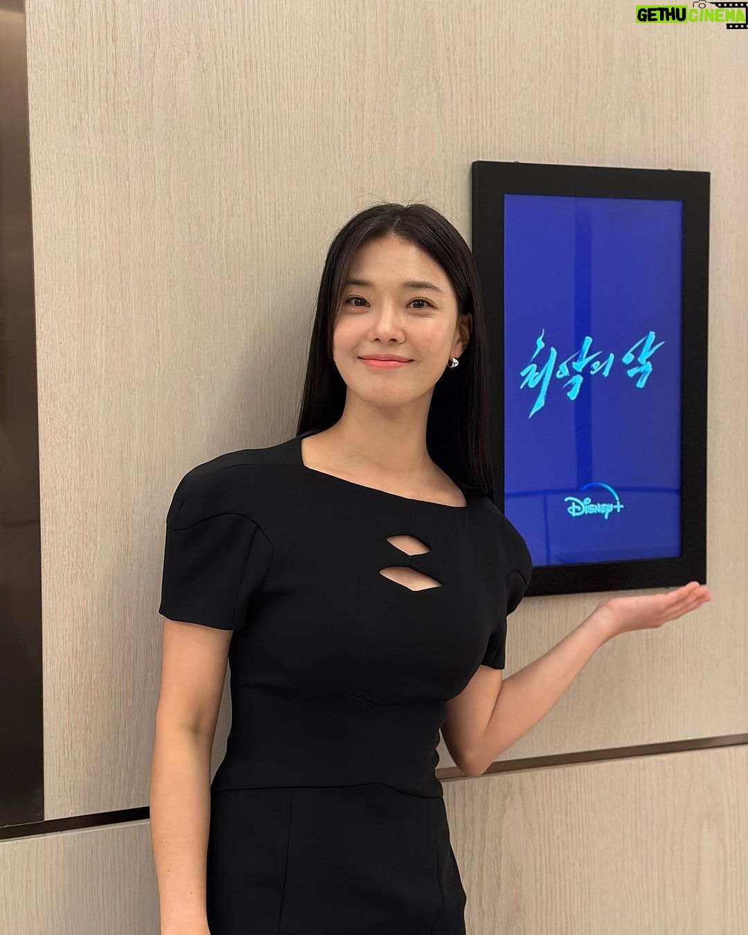 Lim Se-mi Instagram - 추석 연휴, 몸도 맘도 건강하게 보내시고 디즈니플러스에서 최악의악도 꼭 보세요 🤍 - 유의정 박준모 役 #지창욱 @jichangwook 정기철 役 #위하준 @wi__wi__wi 유의정 役 #임세미 @susemee 이해련 役 #김형서 @nakedbibi 최정배 役 #임성재 @semcompany_ 홍희성 役 #차래형 @raehyeongca 조창식 役 #이정헌 @leejunghun70 석도형 役 #지승현 @seunghyun_1219 황민구 役 #윤경호 장중사 役 #정만식 @jung_mansik 오오야마 役 #임형국 서종렬 役 #이신기 @_______________lsk 배용대 役 #배명진 @actorbmj 경진 役 #최성혁 @cbsh___ 정병우 役 #이한주 @wsxqaz3211 판다 役 #박지훈 성기수 役 #박상훈 이오손 役 #권지훈 @kkonty 천사장 役 #신성일 조대리 役 #김서원 #최악의악 #theworstofevil #한동욱감독 @h.d.w1117 #디즈니플러스 #바람픽쳐스 #사나이픽처스 #카카오엔터