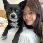 Lim Se-mi Instagram - 세미의 무해한 하루 일과🌼 오전: 대나무 칫솔과 고체 치약으로 양치하기 점심: 물통과 커피텀블러 에코백에 들고나가기 오후: 다회용기에 담아온 비건 음식 먹기 늦은 오후: 흑미랑 비타민 가득 햇살 쬐기 저녁: 흑미 꼬순내 킁킁하고 꿀잠 자기 기후 변화를 매일 느끼는 요즘 조금이나마 지구에 영향을 덜 미칠 수 있는 방법이 뭐가 있을까 고민해요. 매일 조금씩 지구에게도, 나에게도 좋은 일상이 무엇이 있을까 생각해 보았어요. 특별하지 않지만 일상이 되는 것들로 아침에 양치할 때, 매일 물을 마시고 커피를 마실 때, 식당에서 맛있는 비건 음식을 포장해올 때, 다회용기와 에코백을 챙겨 두둑히 담아올 때면 왠지 기분이 좋고 제 자신에게 뿌듯해질 때가 있더라고요. 지구별에 사는 저의 일상! 보러 오실래요? 비거니티(@veganiety_official)에서 확인해 주세요! 💛 비거니티는 '비건+소사이어티' 뜻으로 모든 생명이 존중받는 푸른 지구를 위해 작지만 꾸준한 에코 라이프스타일 실천으로 지속 가능한 변화를 만들어 갑니다. #광고 #비거니티 #veganiety #비거니즘