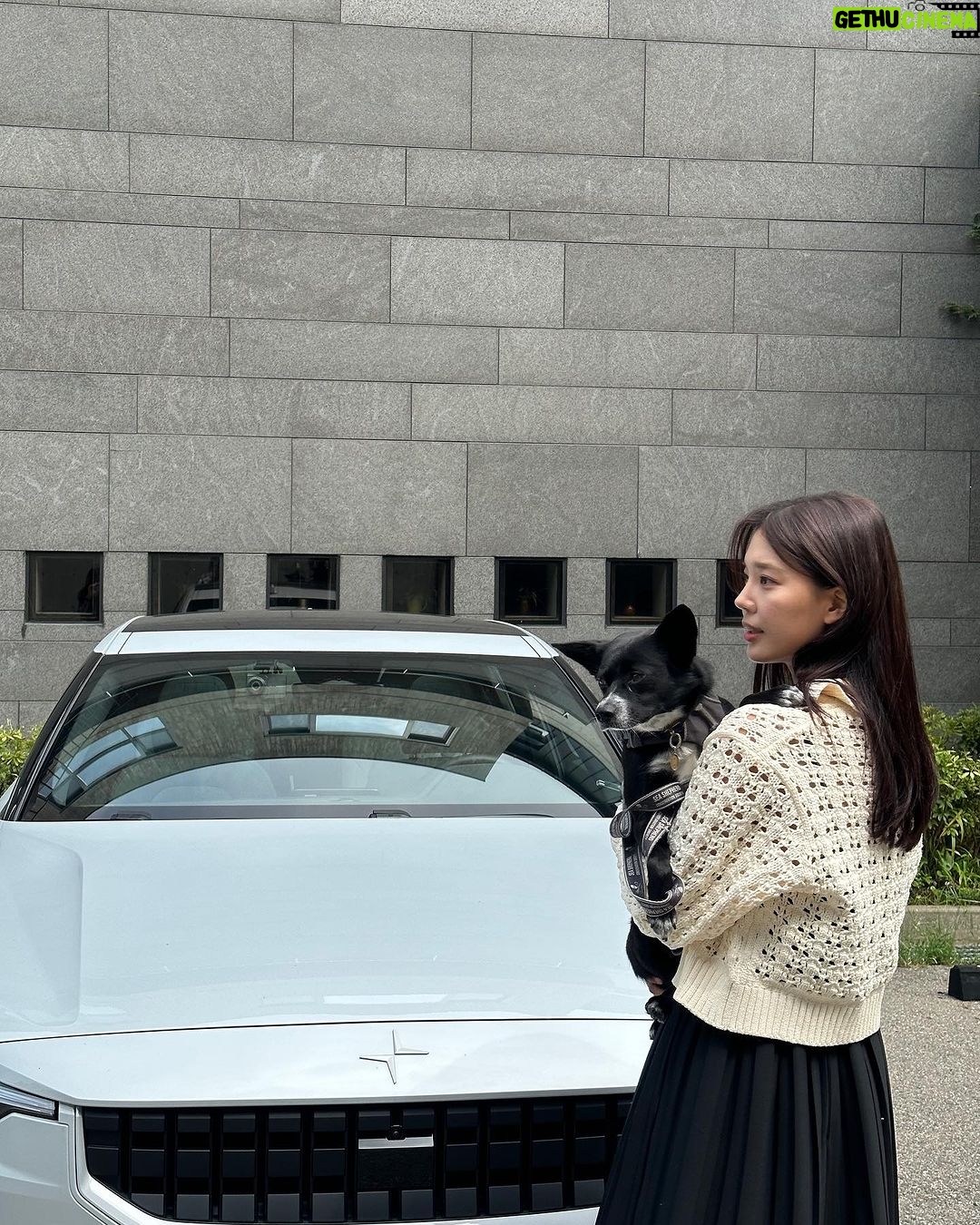 Lim Se-mi Instagram - #광고 아침, 저녁 날씨가 선선해지면서 가을을 맞이해 시원하게 달리고 싶은 요즘, 100% 순수전기차 Polestar 2를 타보았습니다!! 지속 가능한 삶을 살아가고자 하는 지구여행자로서, 기후 위기 속 매일 내가 실천할 수 있는 것 중 비건 생활 다음으로 제일 고민이었던 게 자동차였습니다. 자동차에 사용되는 소재들에 대한 궁금증이 많았는데요. Polestar 2에서는 재생과 재활용이 가능한 목재와 비건 소재가 최대한 사용된다는 점에서 지속 가능성을 위한 진정성있는 노력이 정말 훌륭하다고 생각되는 부분이었어요. 환경실천을 하겠다면서 평소 운전을 하거나 자동차를 타고 다닐 때 약간의 죄책감 같은 게 들었거든요. 주행하면서 내연기관을 사용하지 않는 전기차를 타니 괜시리 기분이 더 좋아지는 게 이루 말할 수 없는 뿌듯함(?)과 즐거움을 느꼈습니다. 게다가 깔끔한 디자인과 불필요한 요소가 없는 북유럽 특유의 미니멀리즘이 온전히 드라이브를 즐길 수 있게 해주었고요. Polestar는 지속 가능한 친환경을 위한 전담 부서까지 운영하며, ‘지속가능성’을 핵심 가치로 설정하고 있다고 합니다.(머싯서..) 탄소중립을 위해 노력하고, 환경을 지키며 만들어 가려는 노력이 진심으로 느껴져 북극성을 상징하는 엠블럼이 밤하늘의 별처럼 더욱 반짝이는 느낌마저 들어요 ( : '친환경'에 진심으로 열일 해주는 전기차, 디자인까지 너무 내 스타일인 Polestar 2 (정말 칭찬해..!! 소리질러!!!!) 환경에 대한 관심과 예쁜 디자인의 전기차를 동시에 고민하고 계신다면 Polestar 2를 추천합니다. 지금 공식 홈페이지에서 Polestar 2를 시승 예약해 보고, 직접 경험해 보세요! @polestarcars #polestar2 #폴스타2 #전기차 #스웨덴 #polestarkr #polestarkorea #polestarcars #비건인테리어자동차 #친환경자동차