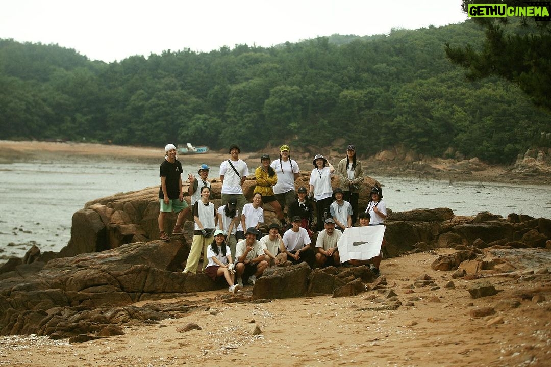 Lim Se-mi Instagram - FOR CLEAN OCEAN @pesce.co 바다를 아끼고 보호하는 페셰의 해변청소에 (@seashepherd_korea )시셰퍼드 활동가로 흑미와 다녀왔습니다. 몇 년 동안 다닌 무의도의 쓰레기들은 여전히 수산어업의 쓰레기가 넘쳐납니다. 바다는 지구에서 가장 많은 이산화탄소를 흡수한다고 합니다. 우리는 바다를 보호하고 지켜야 합니다. 🐋 #pesce #seashepherd #페셰 #시셰퍼드코리아 📷color @leewooyeols black @1_starim