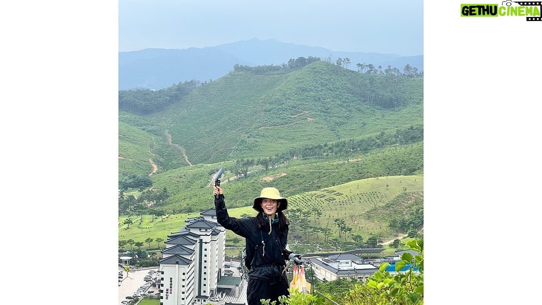 Lim Se-mi Instagram - @ecoline_ocean Fertiligging Fertilizer (거름) + Jogging (조깅) = 퍼티라이깅 2019년 4월 4일에 산불이 난 강원도에 새로운 묘목을 심고 천연 거름을 주는 트레일 러닝을 다녀왔습니다. 4년이 지났지만 산불 피해에 큰 숲이 사라진 것을 눈 앞에서 보니 참으로 안타까웠습니다. 작은 주머니에 작은 비료의 응원이 자연에 닿기를. 무사하고 건강하게 자라나 다시 울창한 숲이 되기를. 자연과 사람이 함께할 수 있는 프로그램을 만든 에코라인. 최고 ! 자연을 아끼고 지켜주고 함께하며 사랑합시다 🌲💚 #에코라인 #퍼티라이깅 #fertiligging Donghae