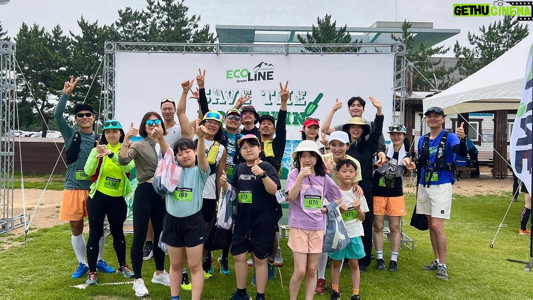 Lim Se-mi Instagram - @ecoline_ocean Fertiligging Fertilizer (거름) + Jogging (조깅) = 퍼티라이깅 2019년 4월 4일에 산불이 난 강원도에 새로운 묘목을 심고 천연 거름을 주는 트레일 러닝을 다녀왔습니다. 4년이 지났지만 산불 피해에 큰 숲이 사라진 것을 눈 앞에서 보니 참으로 안타까웠습니다. 작은 주머니에 작은 비료의 응원이 자연에 닿기를. 무사하고 건강하게 자라나 다시 울창한 숲이 되기를. 자연과 사람이 함께할 수 있는 프로그램을 만든 에코라인. 최고 ! 자연을 아끼고 지켜주고 함께하며 사랑합시다 🌲💚 #에코라인 #퍼티라이깅 #fertiligging Donghae