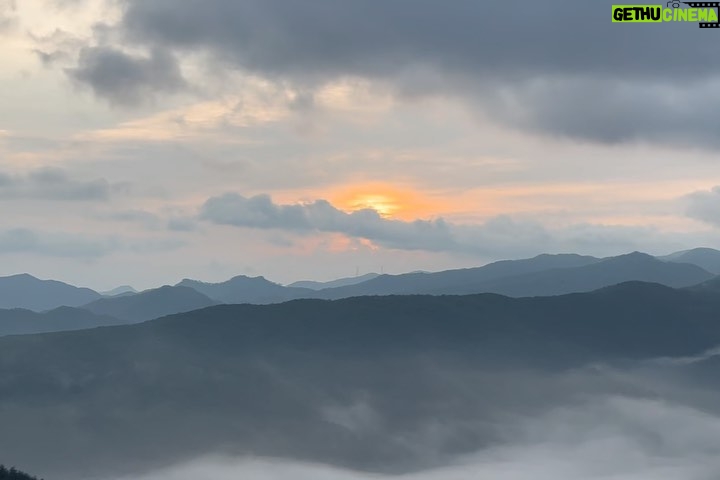 Lim Se-mi Instagram - 운탄고도 SKYRACE 지난 해 울릉도에서 함께 한 마라닉식구들과 쥬디런 은주감독님과 함께 다시 자연을 달렸습니다. 뜨거운 볕에서 함께 뛰고 응원해주신 분들 멋졌고 힘이 났습니다. 이렇게 달릴 수 있게 해주는 자연에게 무한한 감사를. 📷 명희언니 @bobae.jpg #UTGD #SKYRACE #트레일러닝 #TrailRunning #마라닉 #쥬디런 #마라닉액터스 #굿러너컴퍼니 #운탄고도
