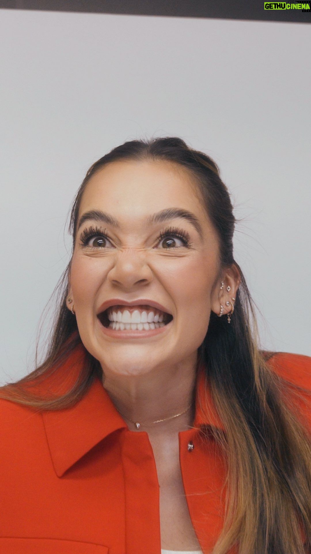 Lina Tejeiro Instagram - Mi gente, oficialmente SOLD OUT de mi kit en el e-commerce 🥺😱🔥 ¡No puedo estar más agradecida con ustedes! 🥰 Todavía pueden conseguir las últimas unidades de mi kit en: • @cromanticstore (online y todas las tiendas a nivel nacional) • @rappicolombia que te llega en 10 minutos ¡Aprovechen ya y no se queden sin tener Coraje esta navidad! ❤️🎄