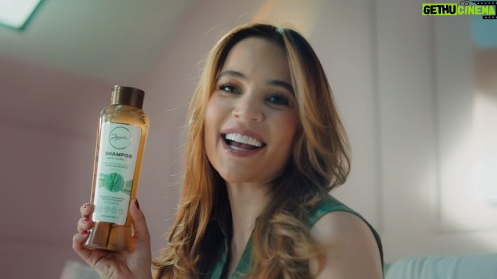 Lina Tejeiro Instagram - Hoy tengo el placer de compartirles el lanzamiento del segundo comercial de @anyeluzcosmetics que me llena de mucha emoción y orgullo al ser su imagen oficial. Anyeluz es una marca en crecimiento constante, con avances maravillosos y productos de alta tecnología y calidad, es un orgullo trabajar en alianza con ellos. El resultado de este comercial es el trabajo arduo de un gran equipo y una marca maravillosa que siempre da lo mejor de lo mejor en todos los aspectos. Fue un día de rodaje maravilloso y el producto final es este comercial tan divino que esperamos disfruten tanto como nosotros. @anyeluzcosmetics