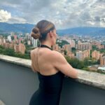Lina Tejeiro Instagram - Medellín cuanto te quiero, haces parte de mi lista de sueños y espero poder cumplirlo. 🌟 Gracias por siempre recibirme con tanto amor y hacerme sentir como en casa, gracias por todo el amor que recibí hoy. Todos esos besos, abrazos y palabras que me quedan para siempre en mi corazón. ♥️ @corajebylinatejeiro 📸 @cococontilde_ Medellín, Antioquia