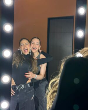 Lina Tejeiro Instagram - Por aquí les dejo unas fotos del miércoles que acompañando a mi Raji ♥️
Las dos primeras las tomo @armaniph y me encantaron 😍

(Adivinen de qué lado me sacaron la cordal 🦷 🤣) 
Los leo 👀