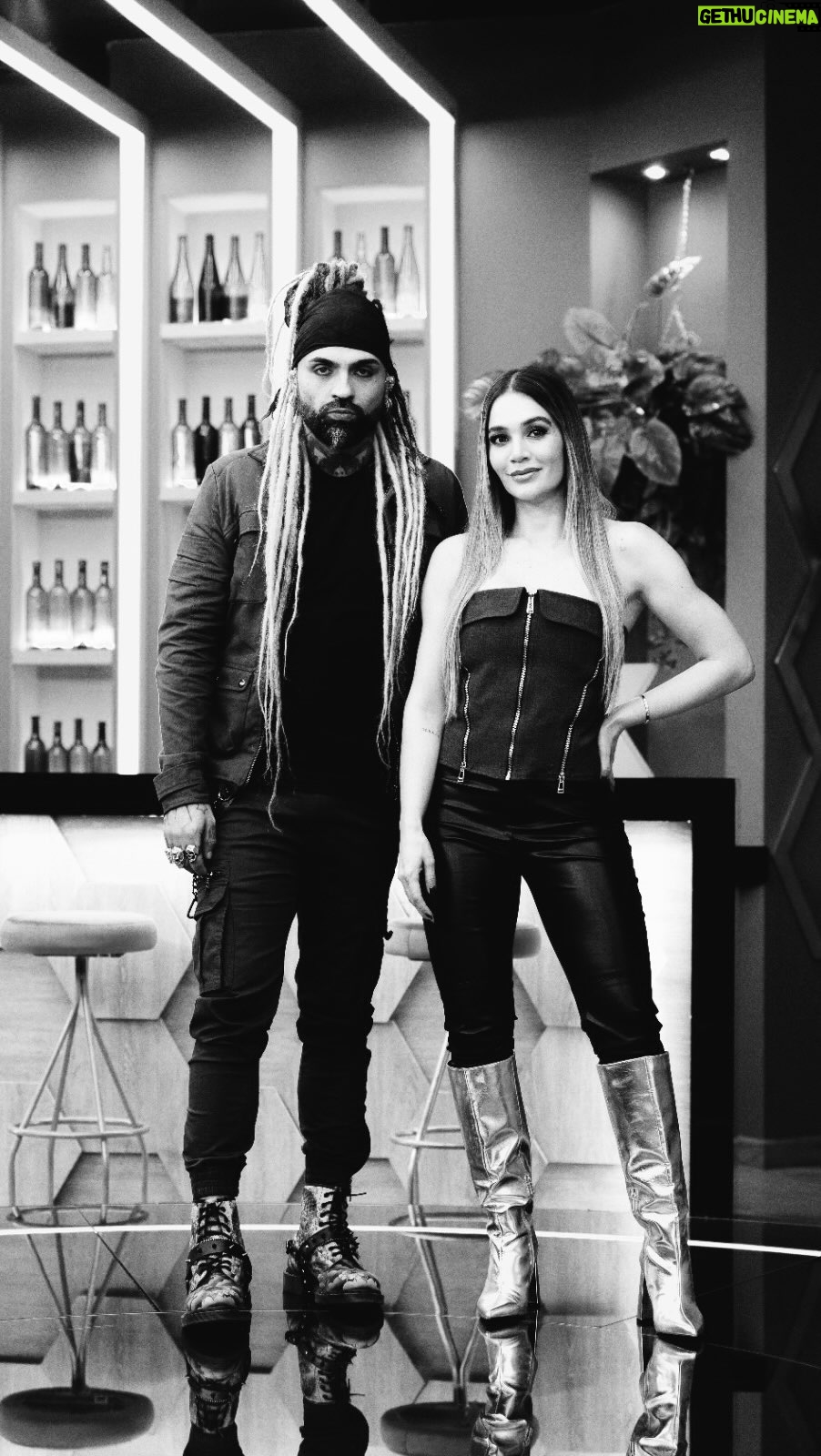 Lina Tejeiro Instagram - ¡Gracias a ustedes porque La Previa y El Aftershow de #ViX han sido éxito total en streaming y en digital! 🔥 No se pierdan a @linatejeiro y @_robertman con lo mejor de #LaCasaDeLosFamososCol sin censura y sin filtro en el 24/7 de #ViX 😈🏡🇨🇴 *Contenido no disponible para México y Estados Unidos.
