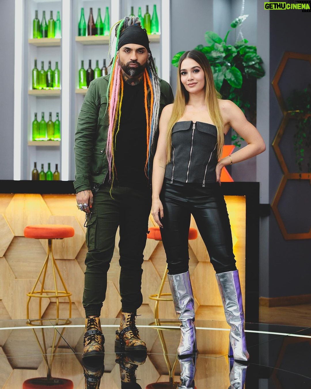 Lina Tejeiro Instagram - La noche de anoche 🧡 Recuerden que nos vemos todos los dÃas en #LaPrevia y el #AfterShow por @vix 📸 @waltergomezurrego
