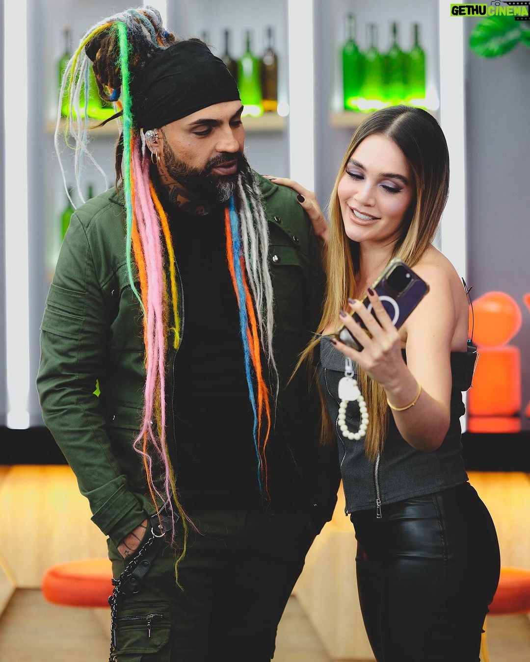 Lina Tejeiro Instagram - La noche de anoche 🧡 Recuerden que nos vemos todos los dÃas en #LaPrevia y el #AfterShow por @vix 📸 @waltergomezurrego