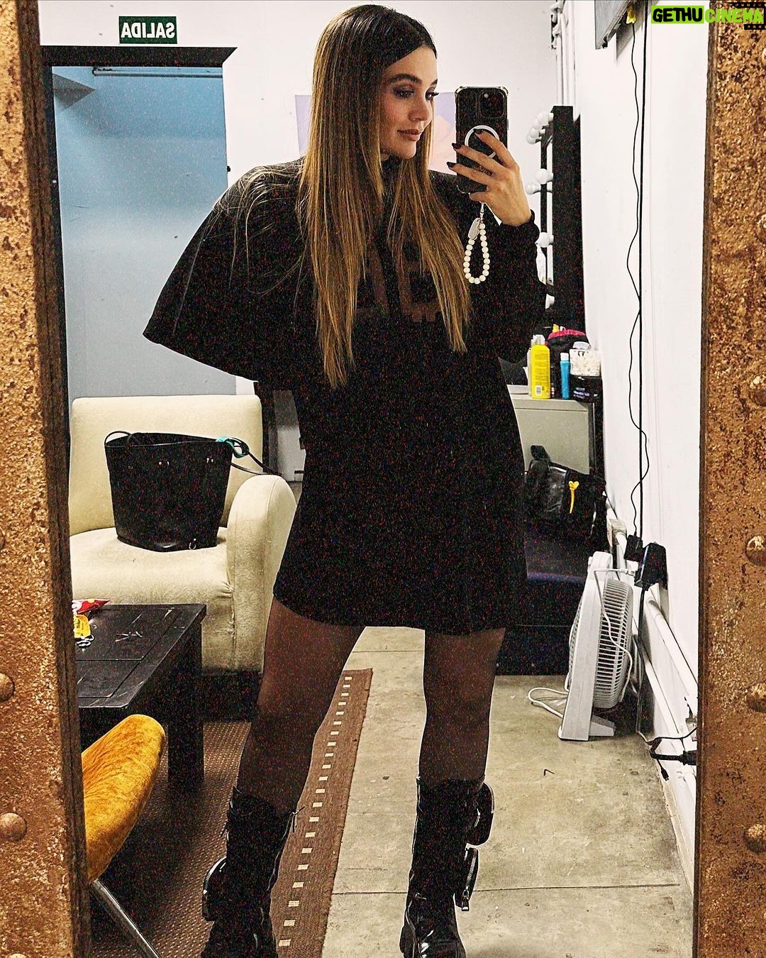 Lina Tejeiro Instagram - Fuera del aire 🖤 11:30 pm 🌚 RCNTV