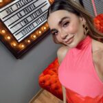 Lina Tejeiro Instagram - 🎀 Hoy noche de eliminación y un invitado especial 🎀 Nos vemos esta noche en #LaPrevia y #ElAfterShow por @vix 🧡