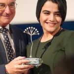 Linda Kiani Instagram – :
فیلم کوتاه «سامپو» از بیست و هفتمین جشنواره جهانی فیلم «مالاگا» اسپانیا جایزه گرفت.
«سامپو» به کارگردانی مرضیه ریاحی، تهیهکنندگی حسین کاکاوند و نویسندگی مرجان ریاحی «تندیس بیزناگا» به عنوان بهترین فیلم کوتاه را در بخش تایید حقوق زنان از بیست و هفتمین جشنواره جهانی فیلم «مالاگا» اسپانیا دریافت کرد.
در مراسم اختتامیه جشنواره که همزمان با بزرگداشت روز جهانی زن برگزار شد، دکتر شیوا شیرانی دانشمند جوان و فوق دکترای تصویربرداری اشعهی ایکس ساکن شهر مالاگا به نمایندگی از مرضیه ریاحی «تندیس بیزناگا» را دریافت کرد.
گل بیزناگا نماد شهر مالاگا و به معنای هدیهای از طرف خداست. در شهر مالاگا بیزناگا به عنوان نمادی از فرهنگ و زیبایی شهر شناخته میشود.
عوامل «سامپو» عبارتند از:
کارگردان: مرضیه ریاحی، تهیهکننده: حسین کاکاوند، بازیگران: لیندا کیانی، مریم بوبانی، هیلدا کردبچه و حنان عزیزی، نویسنده: مرجان ریاحی، مدیر فیلمبرداری: مسعود امینیتیرانی، مدیر صدابرداری: سامان شهامت، تدوین: هانی سلمانی، طراح صحنه: فائزه محمدی، طراح لباس: لیلا طاهری، دستیار کارگردان و برنامهریز: سعید آهنج، مدیر تولید: هومن محمودی، گریم: هانیه الوند، منشی صحنه: شیدا شعبانی، عکاس صحنه: مهسا عباسی، اصلاح نور و رنگ: سامان مجدوفایی، جلوههای ویژه: علیرضا قادری اقدم، طراحی و صداگذاری: سامان شهامت، صدابردار: جابر انصاریان، فیلمبردار پشت صحنه: مصطفی امامی، عکاس پوستر: فتاح ذی نوری، طراح پوستر: علیرضا ربیعمقدم، طراح لوگو: علیرضا قادری اقدم، گروه فیلمبرداری: مهدی حسینی، احسان نادری، حسین باباخانی، علی فتحی، مسئول هماهنگی: عباس سمائی، امیرحسین بغدادی، جانشین تهیهکننده: محمود سمائی، جانشین مدیر تولید: حمید مرادخانی، مدیر تدارکات: فرهاد غلامزاده، دستیاران صحنه: امیرحسین محمدیاری، آیدا چرخیان، آرمیتا فرج الهی، دستیار صدا: حسین داغلانی، دستیار دوم کارگردان: مبینا بنکار، ترجمه انگلیسی برای زیرنویس: بونا الخاص، تجهیزات فنی: رضا حماسی – اپیک، تدارکات: مجتبی خوش افکار، تهیهغذا: رستوران بهار – ابراهیم خانجانی، خدمات: امید جمشیدی، حمل و نقل: علیرضا نیستانی نایینی، ابوالفضل نظرک، آرش احمد نژاد، بهرام خسروی، صمد اسدالهی سیس، ابراهیم پارسا نژاد، محصول کاکو فیلم.
Sampo, directed by Marziyeh Riahi, produced by Hossein Kakavand and written by Marjan Riahi, won the Silver Biznaga at the 27th Malaga Film Festival in Spain.
#27málagafestival Festival de Málaga