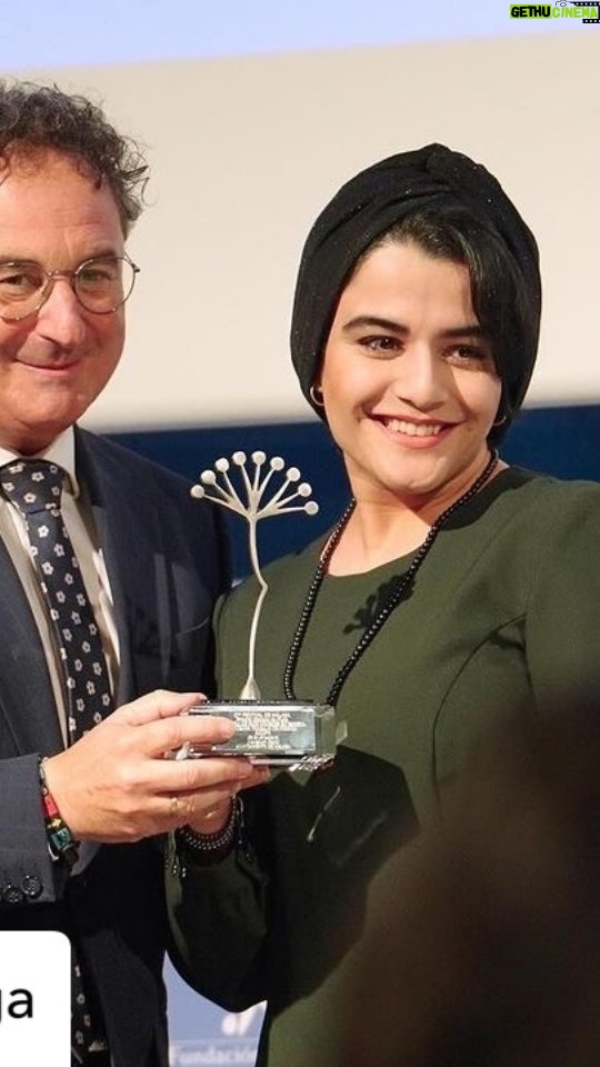 Linda Kiani Instagram - : فیلم کوتاه «سامپو» از بیست و هفتمین جشنواره جهانی فیلم «مالاگا» اسپانیا جایزه گرفت. «سامپو» به کارگردانی مرضیه ریاحی، تهیهکنندگی حسین کاکاوند و نویسندگی مرجان ریاحی «تندیس بیزناگا» به عنوان بهترین فیلم کوتاه را در بخش تایید حقوق زنان از بیست و هفتمین جشنواره جهانی فیلم «مالاگا» اسپانیا دریافت کرد. در مراسم اختتامیه جشنواره که همزمان با بزرگداشت روز جهانی زن برگزار شد، دکتر شیوا شیرانی دانشمند جوان و فوق دکترای تصویربرداری اشعهی ایکس ساکن شهر مالاگا به نمایندگی از مرضیه ریاحی «تندیس بیزناگا» را دریافت کرد. گل بیزناگا نماد شهر مالاگا و به معنای هدیهای از طرف خداست. در شهر مالاگا بیزناگا به عنوان نمادی از فرهنگ و زیبایی شهر شناخته میشود. عوامل «سامپو» عبارتند از: کارگردان: مرضیه ریاحی، تهیهکننده: حسین کاکاوند، بازیگران: لیندا کیانی، مریم بوبانی، هیلدا کردبچه و حنان عزیزی، نویسنده: مرجان ریاحی، مدیر فیلمبرداری: مسعود امینیتیرانی، مدیر صدابرداری: سامان شهامت، تدوین: هانی سلمانی، طراح صحنه: فائزه محمدی، طراح لباس: لیلا طاهری، دستیار کارگردان و برنامهریز: سعید آهنج، مدیر تولید: هومن محمودی، گریم: هانیه الوند، منشی صحنه: شیدا شعبانی، عکاس صحنه: مهسا عباسی، اصلاح نور و رنگ: سامان مجدوفایی، جلوههای ویژه: علیرضا قادری اقدم، طراحی و صداگذاری: سامان شهامت، صدابردار: جابر انصاریان، فیلمبردار پشت صحنه: مصطفی امامی، عکاس پوستر: فتاح ذی نوری، طراح پوستر: علیرضا ربیعمقدم، طراح لوگو: علیرضا قادری اقدم، گروه فیلمبرداری: مهدی حسینی، احسان نادری، حسین باباخانی، علی فتحی، مسئول هماهنگی: عباس سمائی، امیرحسین بغدادی، جانشین تهیهکننده: محمود سمائی، جانشین مدیر تولید: حمید مرادخانی، مدیر تدارکات: فرهاد غلامزاده، دستیاران صحنه: امیرحسین محمدیاری، آیدا چرخیان، آرمیتا فرج الهی، دستیار صدا: حسین داغلانی، دستیار دوم کارگردان: مبینا بنکار، ترجمه انگلیسی برای زیرنویس: بونا الخاص، تجهیزات فنی: رضا حماسی – اپیک، تدارکات: مجتبی خوش افکار، تهیهغذا: رستوران بهار – ابراهیم خانجانی، خدمات: امید جمشیدی، حمل و نقل: علیرضا نیستانی نایینی، ابوالفضل نظرک، آرش احمد نژاد، بهرام خسروی، صمد اسدالهی سیس، ابراهیم پارسا نژاد، محصول کاکو فیلم. Sampo, directed by Marziyeh Riahi, produced by Hossein Kakavand and written by Marjan Riahi, won the Silver Biznaga at the 27th Malaga Film Festival in Spain. #27málagafestival Festival de Málaga