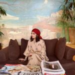 Linda Kiani Instagram - دیگر به یاد ِ کس نمی آید  آغاز ِ این راه ِ هراس انگیز  چونان که خواهد رفت از یاد ِ کسان افسانه ی ما نیز !