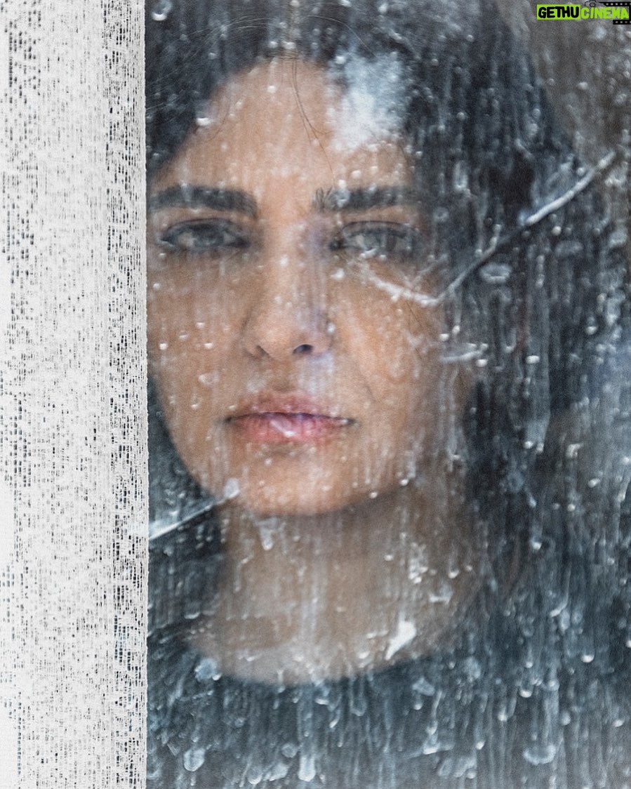 Linda Kiani Instagram - موهای تو در تارهای حنجرهام گیر کردهاند از خواب میپرانیام حالا مرا دوباره بخوابان در زیر آفتاب بخوابان از دیگران جدا بخوابان تنها بخوابان و در کنار حفره گنجشکی بخوابان و در بهار بخوابان. از پشت سر بیا و،نگاهم کن اینجا آری همینجا مرا بخوابان… #رضابراهینی