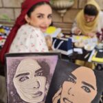 Linda Kiani Instagram – و امروز
بهار را به سنتِ خودش بدرقه کردیم…
قدری خاکِ غصه هامان را با مُغار ، شخم زدیم تا ریشه ی شادی جان بگیرد…
قدری فکروخیال را به آخرین بادِ بهار واگذار کردیم تا بپیچد دورِ سرِ اطلسی ها و رازقی ها ، تا احوالمان بوی برگِ گل بهار گیرد…..
قدری خنده درو کردیم…
قدری چای با طعمِ دردِدل نوش کردیم…
قدری گیلاس در باغچه ی کوچکِ کاغذی مان کاشتیم…
قدری بستنی لیموی ایلیو خوردیم و در تار و پودِ پارچه هامان ، عطرِ لیمو کاشتیم…
قدری مُهر ساختیم و
مقادیر بی کرانی مِهر 
در سازِ دلِ یکدیگر نواختیم…
امروز 
بهار را به سنتِ خودش بدرقه کردیم…
باشد که پشت پایش سبز باشد و مُهرِ خوش خبری و خوش احوالی بکارد پای دفترِ تابستانمان…
القصه که
در بدرقه ی بهار
جای شما خالی بود بسیار…