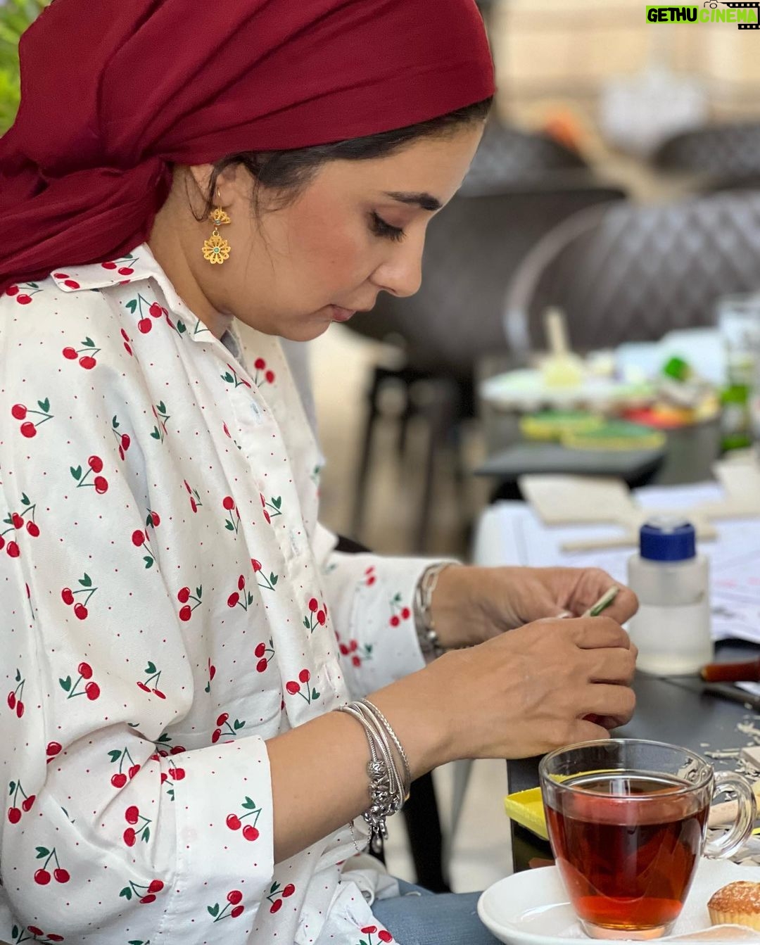 Linda Kiani Instagram - و امروز بهار را به سنتِ خودش بدرقه کردیم... قدری خاکِ غصه هامان را با مُغار ، شخم زدیم تا ریشه ی شادی جان بگیرد... قدری فکروخیال را به آخرین بادِ بهار واگذار کردیم تا بپیچد دورِ سرِ اطلسی ها و رازقی ها ، تا احوالمان بوی برگِ گل بهار گیرد..... قدری خنده درو کردیم... قدری چای با طعمِ دردِدل نوش کردیم... قدری گیلاس در باغچه ی کوچکِ کاغذی مان کاشتیم... قدری بستنی لیموی ایلیو خوردیم و در تار و پودِ پارچه هامان ، عطرِ لیمو کاشتیم... قدری مُهر ساختیم و مقادیر بی کرانی مِهر در سازِ دلِ یکدیگر نواختیم... امروز بهار را به سنتِ خودش بدرقه کردیم... باشد که پشت پایش سبز باشد و مُهرِ خوش خبری و خوش احوالی بکارد پای دفترِ تابستانمان... القصه که در بدرقه ی بهار جای شما خالی بود بسیار...