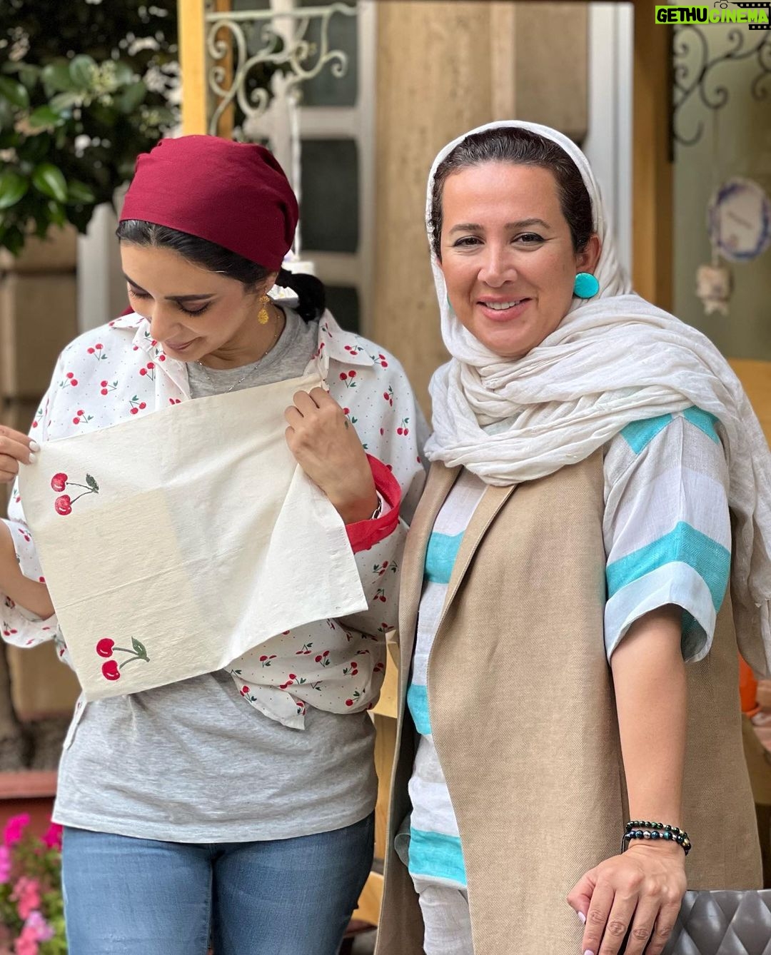 Linda Kiani Instagram - و امروز بهار را به سنتِ خودش بدرقه کردیم... قدری خاکِ غصه هامان را با مُغار ، شخم زدیم تا ریشه ی شادی جان بگیرد... قدری فکروخیال را به آخرین بادِ بهار واگذار کردیم تا بپیچد دورِ سرِ اطلسی ها و رازقی ها ، تا احوالمان بوی برگِ گل بهار گیرد..... قدری خنده درو کردیم... قدری چای با طعمِ دردِدل نوش کردیم... قدری گیلاس در باغچه ی کوچکِ کاغذی مان کاشتیم... قدری بستنی لیموی ایلیو خوردیم و در تار و پودِ پارچه هامان ، عطرِ لیمو کاشتیم... قدری مُهر ساختیم و مقادیر بی کرانی مِهر در سازِ دلِ یکدیگر نواختیم... امروز بهار را به سنتِ خودش بدرقه کردیم... باشد که پشت پایش سبز باشد و مُهرِ خوش خبری و خوش احوالی بکارد پای دفترِ تابستانمان... القصه که در بدرقه ی بهار جای شما خالی بود بسیار...