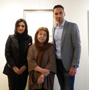 Linda Kiani Instagram - دیدار با خانم لیلی گلستان عزیز و دوستان قدیمی
 در نمایشگاه نقاشی دوست عزیزم پارسا پاینده

 خرداد/۱۴۰۱
 بماند به یادگار