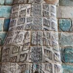 Linda Kiani Instagram - من بیش از ۴۰ بار به تماشای تخت جمشید رفتم ولی امروز با دیدن این رنگها و این کیفیت روحم آروم گرفت… کیف کردم از تماشای اینهمه زیبایی و هنر و قدرت و ظرافت… و چقدر خوشحال شدم که اینجا دور از گرمای شدید آفتاب و بارون و دور از دسترس آدمهای بیشعوری که روی این آثار نفهمیشون و با آهن حک و امضا میکنن، با احترام و قدر دان نگهداری میشه… Louvre Museum