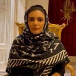 Linda Kiani Instagram - منه که سالها پیش متاسفانه در یک ظهر عاشورا در یک تصادف از ناحیه گردن دچار آسیب شد و الان بیش از ده ساله که در رختخواب است… اوایل این اتفاق ناگوار من بارها خواستم ببینمش ولی نوشین که حال مساعدی نداشت حاضر نشد کسی به ملاقاتش برود تا اینکه یکی دو ماه پیش موفق شدم باهاش حرف بزنم و از حال و روزش که البته این سالها پیگیرش بودم از زبون خودش مطلع شوم… دوستان عزیزم میخوام ازتون خواهش کنم دست به دست هم بدیم و هرکس هرچقدر که در توان داره به نوشین عزیز ما کمک کنه تا امیدی که به تازگی برایش پیش اومده را روشن کنیم تا به لطف خدا و ما بتونه دوباره با پاهاش راه برود… 6362141114214266 نوشین کرمی- بانک آینده