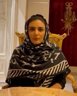 Linda Kiani Instagram - منه که سالها پیش متاسفانه در یک ظهر عاشورا در یک تصادف از ناحیه گردن دچار آسیب شد و الان بیش از ده ساله که در رختخواب است…
اوایل این اتفاق ناگوار من بارها خواستم ببینمش ولی نوشین که حال مساعدی نداشت حاضر نشد کسی به ملاقاتش برود تا اینکه یکی دو ماه پیش موفق شدم باهاش حرف بزنم و از حال و روزش که البته این سالها پیگیرش بودم از زبون خودش مطلع شوم…
 
دوستان عزیزم میخوام ازتون خواهش کنم دست به دست هم بدیم و هرکس هرچقدر که در توان داره به نوشین عزیز ما کمک کنه تا امیدی که به تازگی برایش پیش اومده را روشن کنیم تا به لطف خدا و ما بتونه دوباره با پاهاش راه برود…

6362141114214266
نوشین کرمی- بانک آینده
