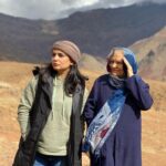 Linda Kiani Instagram - #زنان، بیشترین قربانیان همیشه‌ی تاریخ بوده‌اند . تنها موجوداتی که اسم اعظم عشق را از برند زیرا که مادرند . زیبایی از عشق پدید می‌آید، همانگونه که روز از خورشید . و ما به دست خودمان ابرهای مسموم می‌سازیم . به دور از چشم خورشید در سایه‌ی بارانهای مسمومش، همه چیز را مغشوش می‌کنیم . ازعشق برای زنان هوویی ساختیم که چشم ها را بر حضور عینی و علمی‌شان کور کرده است . و عاصی می‌شویم و دیوانه، وقتی عشق را می‌بینیم که با چادر کج و زنبیل پر از خِرت و پِرت‌های نا زیبا با مرغ مرده، نفس نفس زنان به خانه می‌آید . مرغی که با بد‌بختی به دست آمده است! واقعیات از تخیلات قوی ترند. و مکرراً تکرار می‌کنیم که هیچ چیز خیال‌انگیزتر از خود واقعیت نیست. پا برهنه به استقبال عشقی بروید که با زنبیل و مرغ مرده می‌آید و مادران را دریابید‌، که اگر دیر شود می‌میرند و بخشی از ما را با خود به زیر گل می‌برند. حریم محدود اندیشه های ما همچنان محدود خواهد ماند و ما مرتب تکرار می‌شویم با صورت مسئله‌ای که بر تخته حیات باقی است . #حسین_پناهی از كتاب چیزی شبیه زندگی
