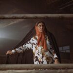 Linda Kiani Instagram - . «ضد» درامی سیاسی در دلِ التهابات سال ۶۰ انتشار نخستین عکس از لیندا کیانی . با انجام مراحل پایانی فنی فیلم سینمایی #ضد به کارگردانی امیرعباس ربیعی و تهیه‌کنندگی محمدرضا شفیعی، جزئیات تازه از قصه این فیلم منتشر شد. . «ضد» به نویسندگی حسین تراب‌نژاد، یک تریلر سیاسی است که در بستر التهاباتِ کشور در تابستان سال ۱۳۶۰ می‌گذرد. قصۀ این فیلم درباره یک عشق در دلِ حوادث سیاسی است که پس از سال‌ها دوباره شعله‌ور می‌شود. . مهدی نصرتی، لیلا زارع، نادر سلیمانی، لیندا کیانی، مهشید جوادی، مجید پتکی، روزبه رئوفی، عماد درویشی، شیرین آقاکاشی، جواد خانی و... بازیگران «ضد» هستند. . این فیلم از تازه‌ترین محصولات سازمان سینمایی حوزه هنری است که در بخش مسابقه چهلمین جشنواره فیلم فجر حضور دارد. . عکاس: کورش جوان . @lindakiani4 @amirabbas_rabiei @mohammadraza_shafiei @vasfesaba @Soureh_Cinema