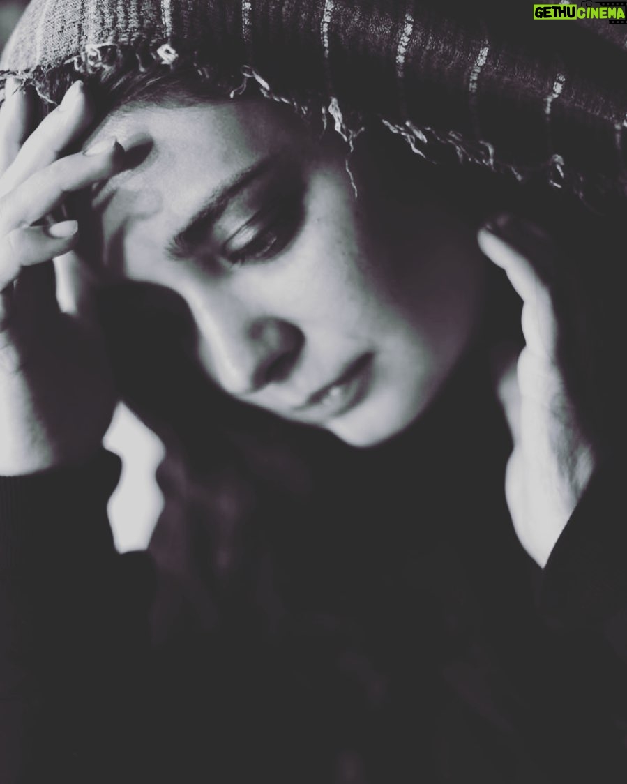 Linda Kiani Instagram - با من ای محبوب من،از یک من دیگر که تو او را در خیابان های سرد شب با همان چشمان عاشق باز خواهی یافت گفتگو کن و به یاد آور مرا در بوسهء اندوهگین او بر خطوط مهربان زیر چشمانت… #فروغ_فرخزاد عکس از نادر سلیمانی عزیز🍀
