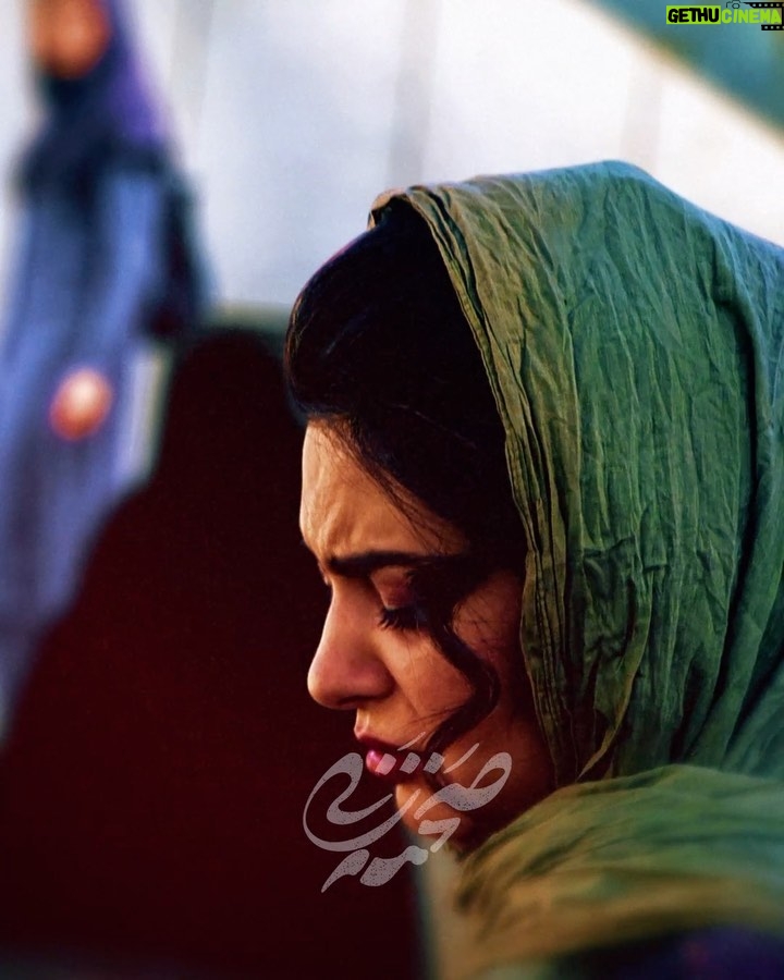Linda Kiani Instagram - 🎬یک ماه مانده به اکران عمومی؛ «صحنه زنی» راهی نوزدهمین جشنواره «چنای» هند شد . فیلم سینمایی «#صحنه_زنی» به کارگردانی علیرضا صمدی، تهیه کنندگی مجید رضابالا و سرمایه گذاری مسعود و مجید زارع که از ماه آینده ۲۴ آذر ماه اکران خود را توسط پخش #بهمن_سبز در سینماهای کشور آغاز میکند؛ در دومین حضور بین المللی خود، در نوزدهمین دوره جشنواره «چنای» هند به نمایش در میآید. . نوزدهمین دوره این جشنواره از ۱۶ تا ۲۳ دسامبر ۲۰۲۱ برابر با ۲۵ آذر تا ۲ دی ماه ۱۴۰۰ در شهر چنای هند برگزار می شود. . پیش از این و در اولین حضور بین المللی، فیلم سینمایی «صحنه زنی» برای حضور در هفتاد و پنجمین جشنواره بین المللی «سالرنو» ایتالیا انتخاب شده بود. . پخش بین المللی فیلم «صحنه زنی» توسط مرکز بین الملل سازمان سینمایی سوره انجام میگیرد. . #تموم_آدما_انگار_یه_درد_مشترک_دارن . موشن گرافیک: امین ملک زاده @Sahnehzani @mahtab.keramati @bahramafshariofficial @sirmajid_salehi @lindakiani4 @alirez.samadi @farzanehsoheili @bahmansabz_ir @Soureh_Cinema