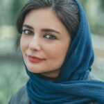 Linda Kiani Instagram - زندگي چون گل سرخي است پر از خار و پر از برگ و پر از عطر لطيف، يادمان باشد اگر گل چيديم، عطر و برگ و گل و خار، همه همسايه ی ديواربه ديوار همند. @iamrezahosseiny