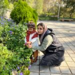 Linda Kiani Instagram - امروز بعد از دو سال یه ملاقات جذاب داشتم با یه فرشته ی کوچولو که کلی حالمو خوب کرد🤗 لیانا با گلهای بنفش🍂🍁🍂🍁