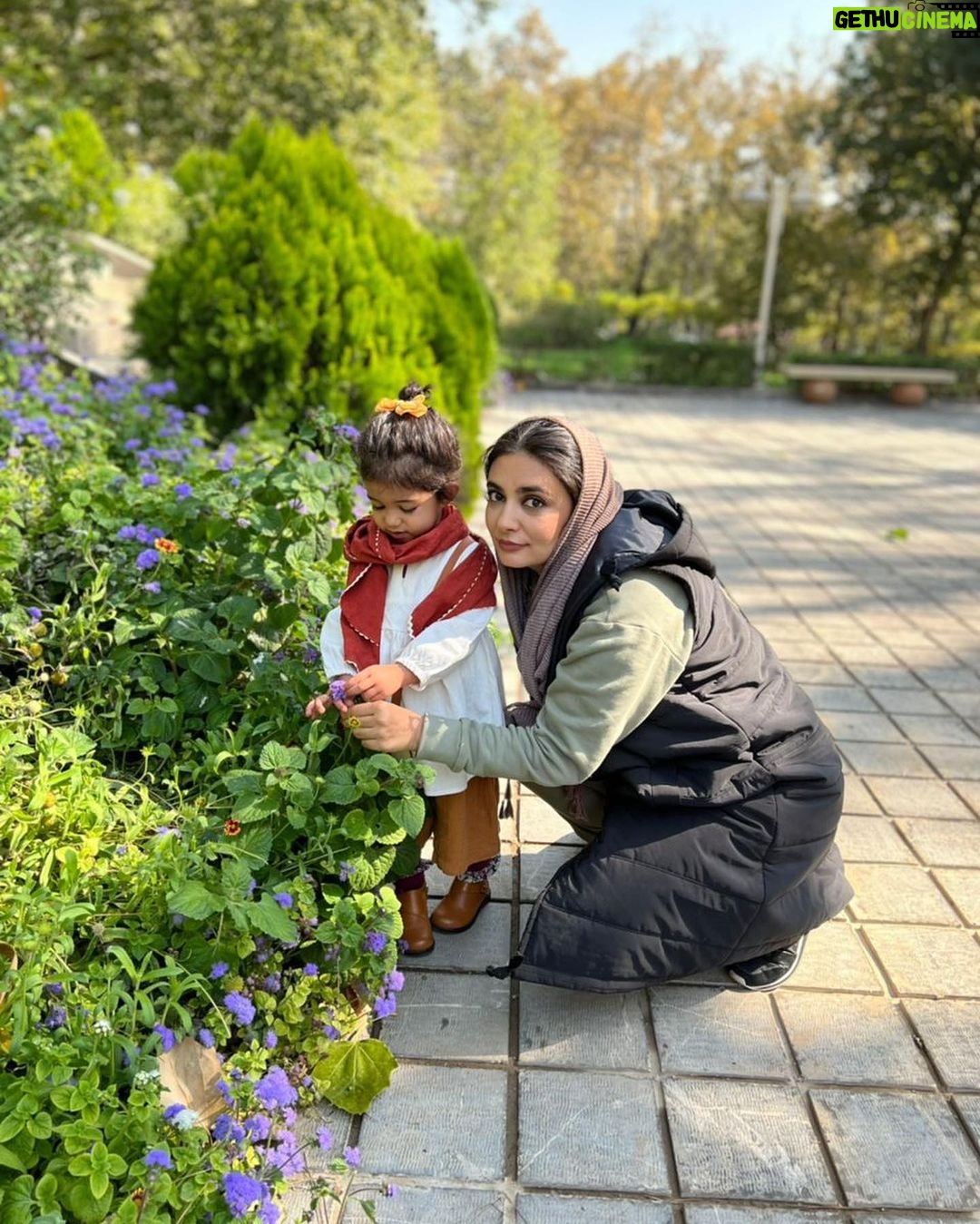 Linda Kiani Instagram - امروز بعد از دو سال یه ملاقات جذاب داشتم با یه فرشته ی کوچولو که کلی حالمو خوب کرد🤗 لیانا با گلهای بنفش🍂🍁🍂🍁