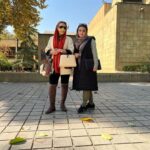 Linda Kiani Instagram - امروز بعد از دو سال یه ملاقات جذاب داشتم با یه فرشته ی کوچولو که کلی حالمو خوب کرد🤗 لیانا با گلهای بنفش🍂🍁🍂🍁