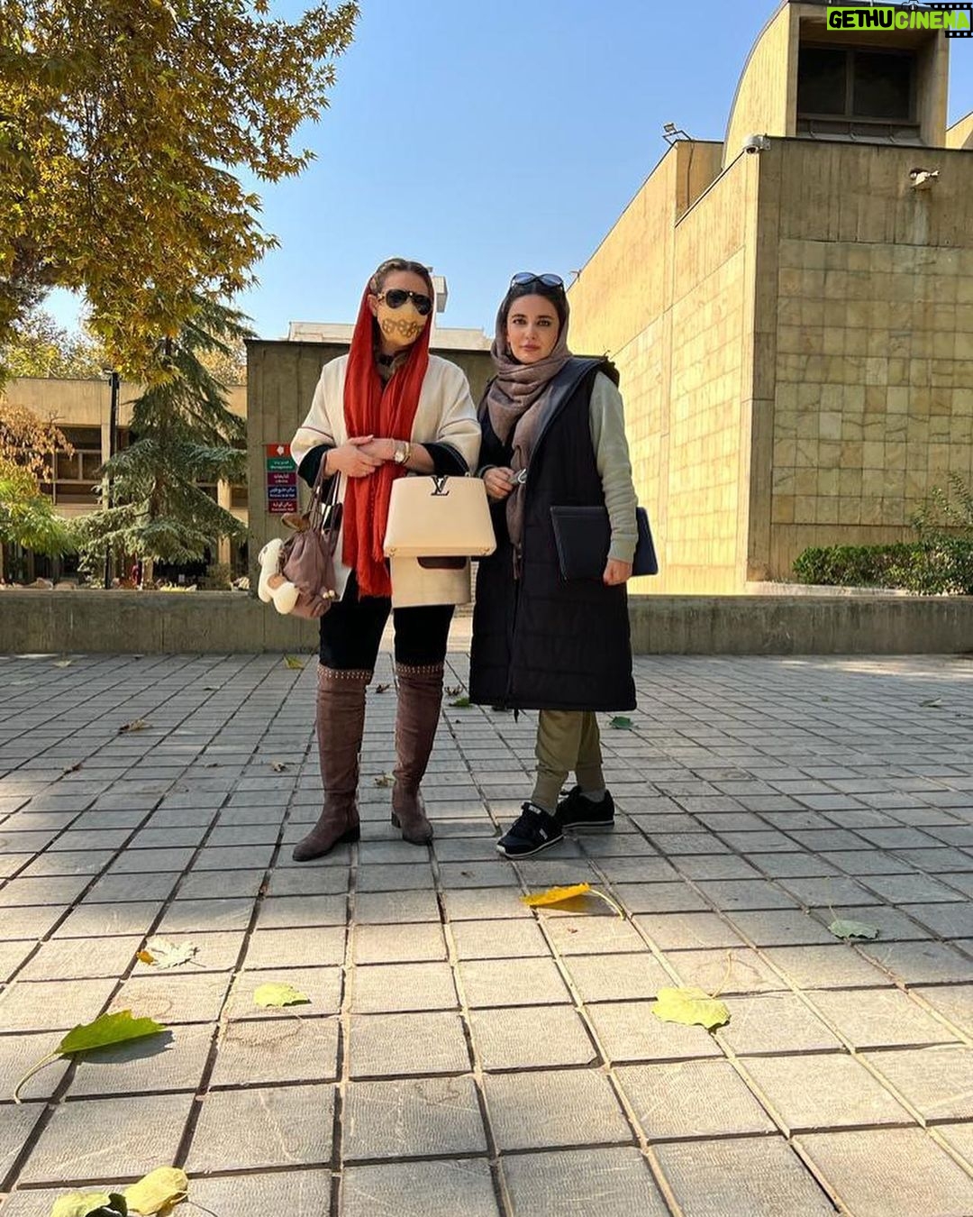 Linda Kiani Instagram - امروز بعد از دو سال یه ملاقات جذاب داشتم با یه فرشته ی کوچولو که کلی حالمو خوب کرد🤗 لیانا با گلهای بنفش🍂🍁🍂🍁