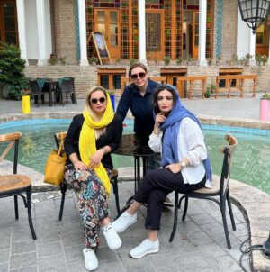 Linda Kiani Instagram - خداحافظی تا تابستان دیگر و دلتنگی…
#رفیق #همکلاسی #دوست #موزه #۷۰۰