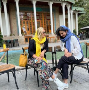 Linda Kiani Instagram - خداحافظی تا تابستان دیگر و دلتنگی…
#رفیق #همکلاسی #دوست #موزه #۷۰۰