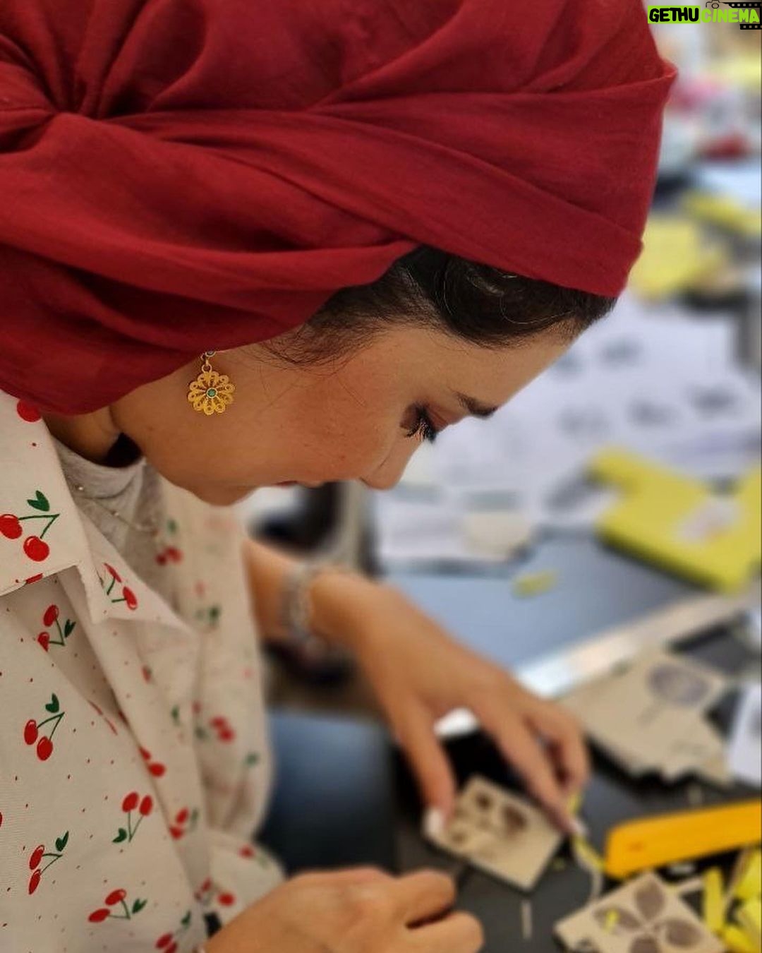 Linda Kiani Instagram - و امروز بهار را به سنتِ خودش بدرقه کردیم... قدری خاکِ غصه هامان را با مُغار ، شخم زدیم تا ریشه ی شادی جان بگیرد... قدری فکروخیال را به آخرین بادِ بهار واگذار کردیم تا بپیچد دورِ سرِ اطلسی ها و رازقی ها ، تا احوالمان بوی برگِ گل بهار گیرد..... قدری خنده درو کردیم... قدری چای با طعمِ دردِدل نوش کردیم... قدری گیلاس در باغچه ی کوچکِ کاغذی مان کاشتیم... قدری بستنی لیموی ایلیو خوردیم و در تار و پودِ پارچه هامان ، عطرِ لیمو کاشتیم... قدری مُهر ساختیم و مقادیر بی کرانی مِهر در سازِ دلِ یکدیگر نواختیم... امروز بهار را به سنتِ خودش بدرقه کردیم... باشد که پشت پایش سبز باشد و مُهرِ خوش خبری و خوش احوالی بکارد پای دفترِ تابستانمان... القصه که در بدرقه ی بهار جای شما خالی بود بسیار...