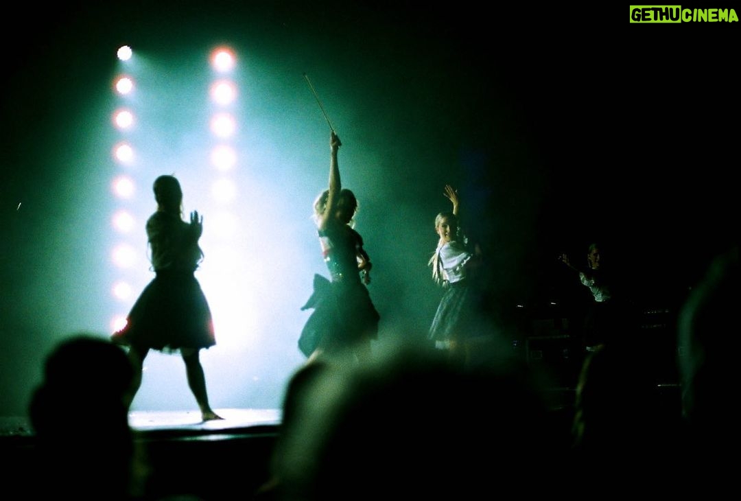 Lindsey Stirling Instagram - And the tour has begun! Photos by @reelbearmedia and Paul Herbert