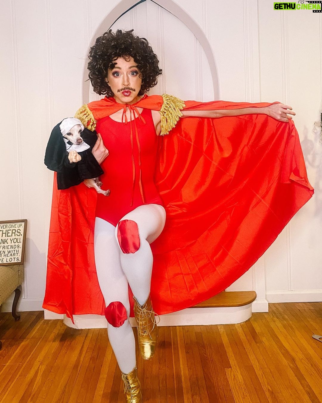 Lindsey Stirling Instagram - “Sometimes you wear stretchy pants in your room. It’s for fun.”