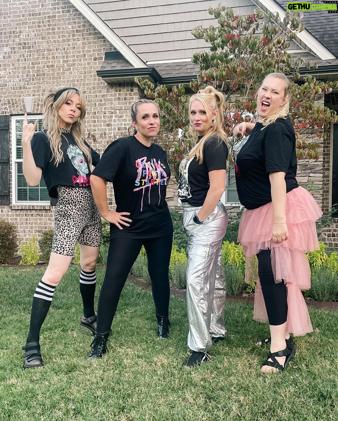 Lindsey Stirling Instagram - As a performer it’s so important to remind myself what it feels like to be a huge fan of something or someone. @pink. I sang, I laughed, I cried. Phenomenal