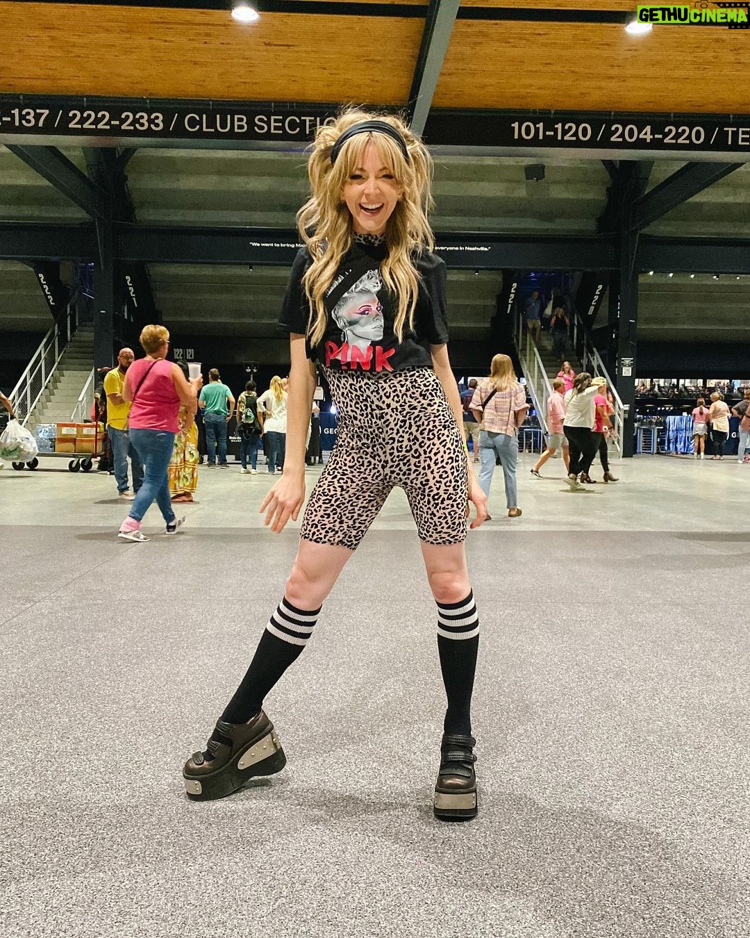 Lindsey Stirling Instagram - As a performer it’s so important to remind myself what it feels like to be a huge fan of something or someone. @pink. I sang, I laughed, I cried. Phenomenal