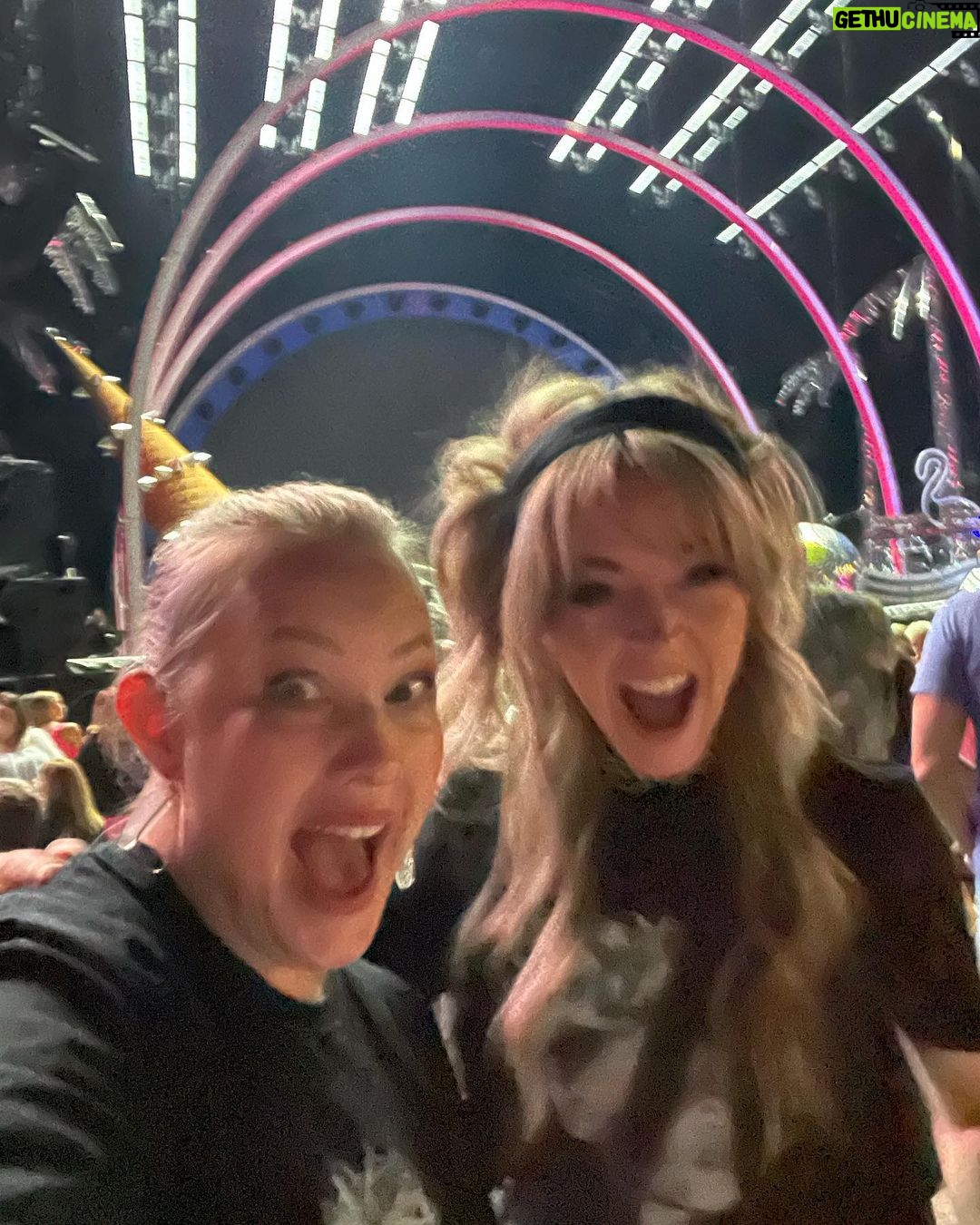 Lindsey Stirling Instagram - As a performer it’s so important to remind myself what it feels like to be a huge fan of something or someone. @pink. I sang, I laughed, I cried. Phenomenal